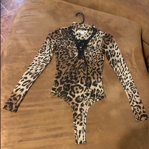 Adam Levine ,Xs y , leopard.